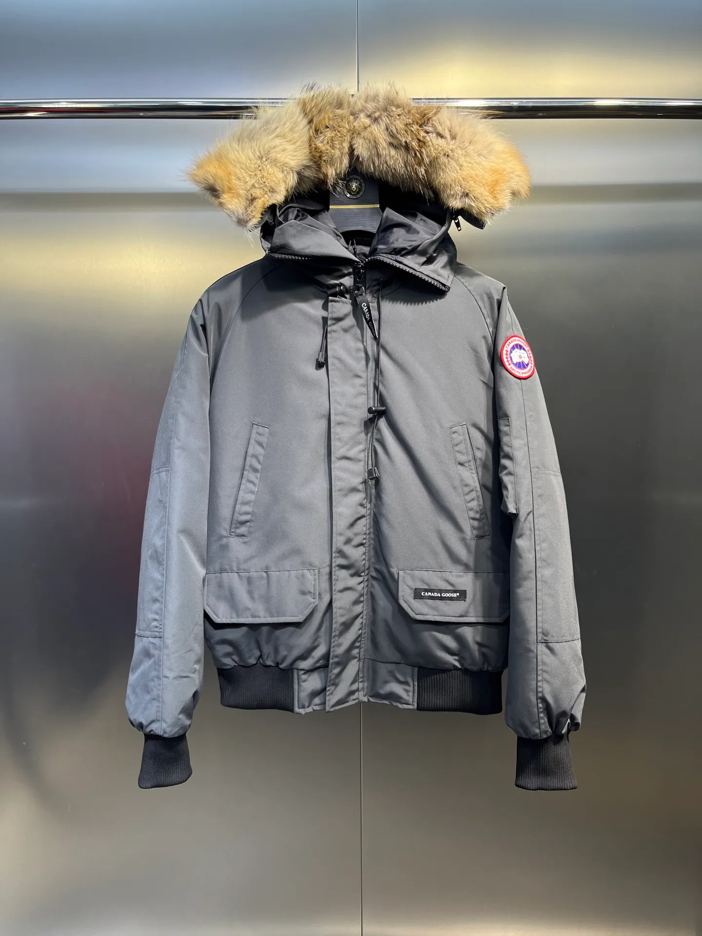 P720 high-end version (new version of Big Goose 01) Canada Goose Canada Goose #Chilliwack 7999M bomber jacket short down jacket/01 model #Men and Women Same Style# ➖ Genuine synchronous anti-counterfeiting chip sensor! ➖ Imported 21S polyester-cotton blended original fabric [last year’s 16S/18S hard fabrics have been completely eliminated, this year all use 21S genuine synchronous fabrics, the soft mid-strap feels delicate and textured], genuine synchronous Feather-Light 10D waterproof coating fabric, made of 84.5 polyester fiber and 15.5 cotton, 100% the best feel in the entire network! ➖ The genuine official website is synchronized with the national standard 80 white duck down, you can check the official website customer service, there will never be a series of misleading claims such as 90 down or goose down! ➖ Using the best nylon lining with double double-layer sealing design, velvet-proof No. 7 needle + grid-filled down ready-made garments, there is 100% no so-called velvet running! ➖ The cuffs are designed with thickened seamless threads, and the collar and pockets are lined with top-quality polar fleece to keep you warm and comfortable! ➖ Yoshida YKK provides original custom-made electroplated sliders. YKK two-way lockable zippers are tight and smooth and will not peel off paint! ➖ 3M composite guarantees that the Velcro is the same as the original, durable, and all accessories and hardware are custom-made! ➖ Imported BEHRINGER embroidery machine to customize the 10,000-needle embroidery logo, 98% of which can be reproduced to restore the original logo. You can check and compare on the official website! ➖ The fur collars are all made of large pieces of Western Canadian blue wolf hide, ensuring that each fur collar is 13-15cm wide!   Size:XS-XXL